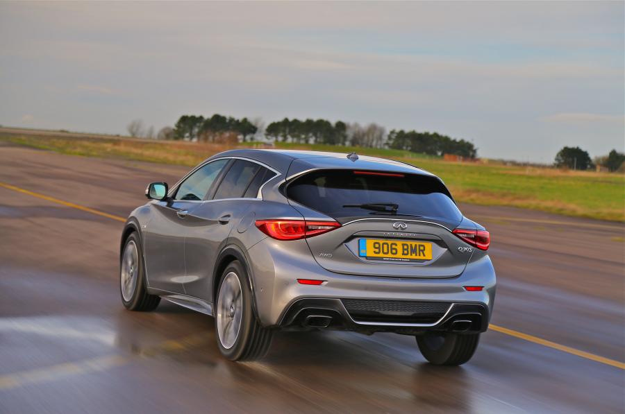  Infiniti Q30S 2.2d AWD 2016 года  (UK) (фото 18 из 25)
